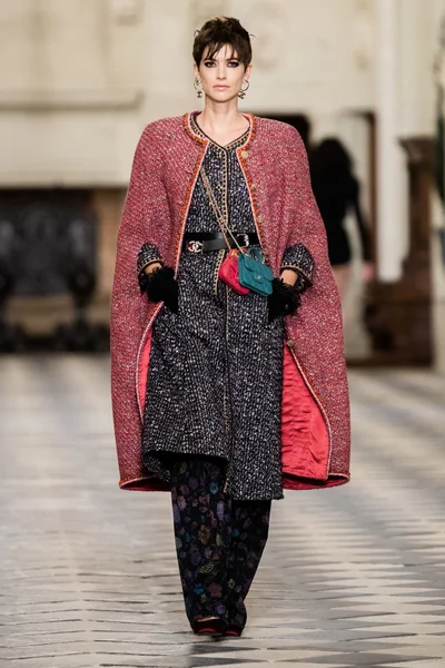 Look 16
